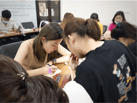 Học viện phun xăm Natalie hỗ trợ  và hướng dẫn học viên 24/24